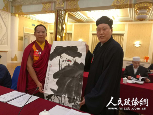 兩會(huì)期間,，唐誠(chéng)青委員為十一世班禪作畫(huà)。