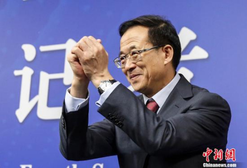 3月12日，十二屆全國人大四次會議新聞中心舉行記者會,，邀請中國銀行業(yè)監(jiān)督管理委員會主席尚福林,、中國證券監(jiān)督管理委員會主席劉士余、中國保險監(jiān)督管理委員會主席項俊波回答中外記者的提問,。圖為劉士余向記者打招呼,。 <a target='_blank' href='http://www.chinanews.com/'>中新社</a>記者 張浩 攝