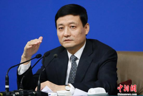 3月12日，十二屆全國(guó)人大四次會(huì)議新聞中心舉行記者會(huì)，邀請(qǐng)國(guó)務(wù)院國(guó)有資產(chǎn)監(jiān)督管理委員會(huì)主任肖亞慶,、副主任張喜武,、副主任黃丹華和副秘書長(zhǎng),、新聞發(fā)言人彭華崗就“國(guó)企改革”的相關(guān)問題回答中外記者的提問,。圖為肖亞慶答記者問。 <a target='_blank' href='http://www.chinanews.com/'>中新社</a>記者 張浩 攝