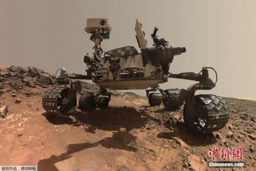 資料圖：“好奇號(hào)”火星探測(cè)器曬自拍 與火星巖石合影。