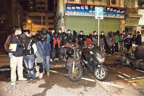 警方在旺角新填地街目標(biāo)單位破獲毒品飯?zhí)?，拘?1名男女,。圖自香港《明報(bào)》