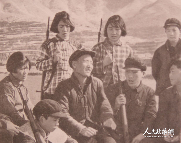曾經和焦裕祿一起當過民兵的山東淄博市北崮山村社員鄭汝信（中）向民兵講述焦裕祿在家鄉(xiāng)當民兵時的戰(zhàn)斗事跡