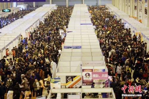 資料圖：2月19日,，山東省濰坊市，求職者在人才招聘會現(xiàn)場尋覓適合自己的工作崗位,。當(dāng)日,，“2016年山東半島城市群(濰坊)春季人才交流洽談會”在濰坊金寶國際會展中心舉行,，742家用人單位前來進(jìn)行招聘，提供崗位4萬余個(gè),，吸引了5萬多名求職者前來,。 圖片來源：視覺中國