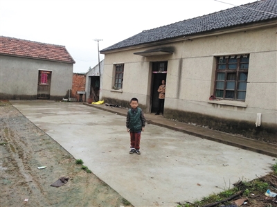 養(yǎng)子6歲時在親生父母家門前的留影。李征琴見表妹家困難,，主動提出收養(yǎng)孩子,。