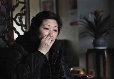 3月18日，出獄后的“南京虐童”母親李征琴,，在自己家中向記者講述自己與養(yǎng)子的故事,。A14-A15版攝影/新京報記者 尹亞飛