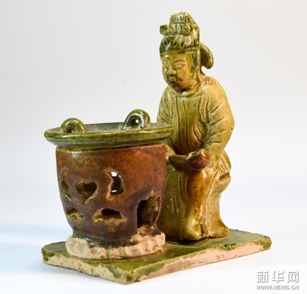 這是陸羽煮茶三彩器（3月18日攝）,。新華社記者 李博 攝