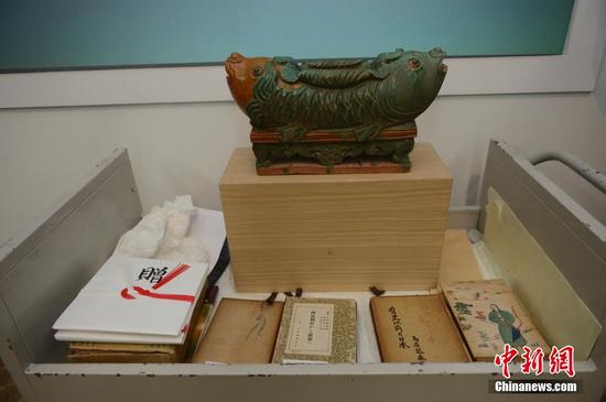 　　　3月28日，捐贈的遼代文物與遼代歷史研究文獻,。當日,，日本帝塚山大學文化創(chuàng)造學科教授牟田口章人在呼和浩特，向內(nèi)蒙古博物院捐贈了遼代文物“雙魚形琉璃釉建筑構(gòu)件”,。據(jù)悉,，該文物是他在日本自己出資購得，同時他還代友人捐助了遼代歷史研究文獻,。中新社記者 劉文華 攝