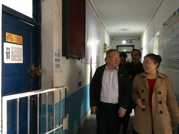 李文忠在織金縣三甲街道衛(wèi)生院考察基層醫(yī)院設(shè)施,，右為該衛(wèi)生院院長(zhǎng)王啟娟。