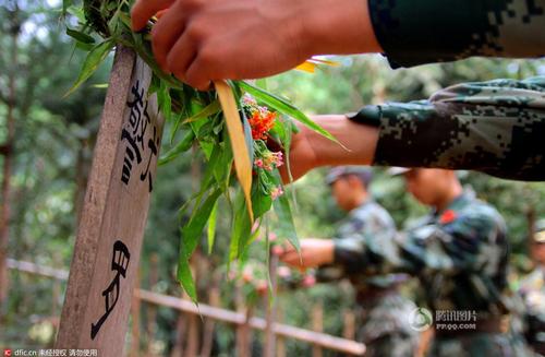 瑞麗邊防大隊江橋警犬復(fù)訓(xùn)基地的官兵在悼念“警犬戰(zhàn)友”，敬獻花環(huán)。