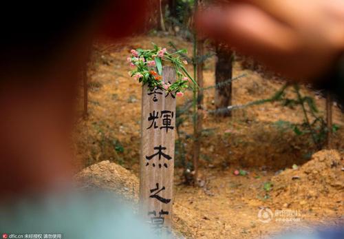 脫帽,、默哀,、敬禮,，簡(jiǎn)單的儀式承載了官兵與警犬之間深厚的戰(zhàn)友情誼,。