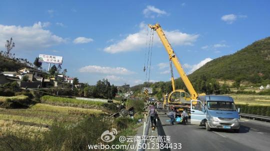 昆楚高速一旅游大巴翻車3人死亡