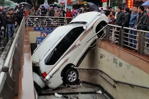 女司機(jī)油門當(dāng)剎車 盤點男女司機(jī)開車有哪些區(qū)別