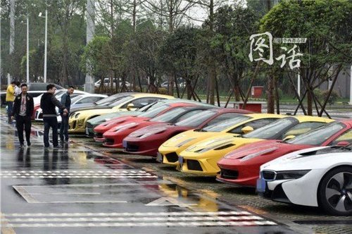 一位市民甚至認出了其中一輛價值近千萬的邁巴赫豪車疑是馬云來成都坐過,。