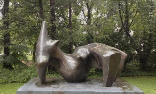 亨利·摩爾,，《側(cè)臥的人》（Reclining Figure）.jpg