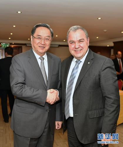 4月10日，全國政協(xié)主席俞正聲在前往非洲三國進行正式友好訪問途中過境馬耳他,，在瓦萊塔會見馬耳他議長法魯賈,。 新華社記者 高潔 攝