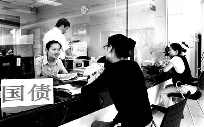 由于網(wǎng)銀和柜臺同時(shí)開售,，部分銀行網(wǎng)點(diǎn)甚至來不及賣出一筆就發(fā)現(xiàn)額度全部被搶光供圖/視覺中國
