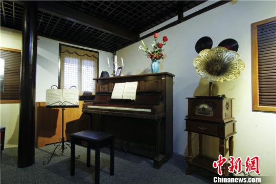復(fù)原后的內(nèi)史第,，重建了前兩進宅院和沿街房，恢復(fù)了沈樹鏞時代的框架,。其中不但復(fù)建了宋氏家族做禮拜的“福音堂”,、胡適母子居住的廂房，還集中展示了黃炎培出生的房間、中國交響樂之父黃自曾用過的鋼琴等珍貴史料,，主體加配套設(shè)施面積增至3000多平方米,。　官方