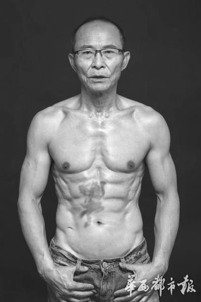 梁鈺祥秀八塊腹肌,。