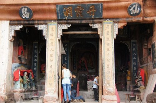 　但為何鑿刻,、何人鑿刻，至今沒有找到相關(guān)文獻(xiàn)資料,，這也讓大佛的身世至今成謎,。