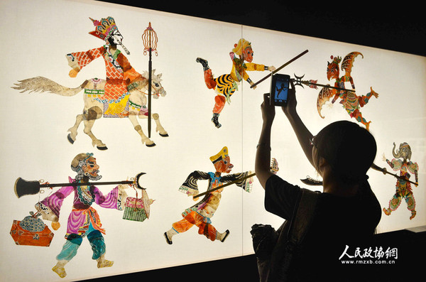2015年9月20日,，位于杭州的中國(guó)美院民藝博物館正式對(duì)開放,。這是參觀者在中國(guó)美院民藝博物館拍攝《西游記》相關(guān)皮影作品。