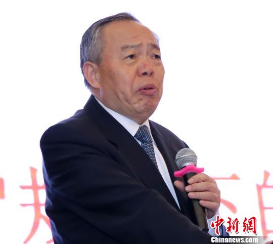 中國PPP研究院理事長,、原中共中央政策研究室副主任鄭新立做主旨演講?！＄娦?攝