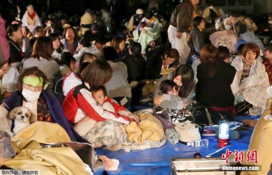 躲避地震的民眾,。當(dāng)?shù)叵啦块T仍在加緊確認(rèn)具體遭災(zāi)情形,。政府官員承認(rèn)目前對人員受害情形尚未能把握,。