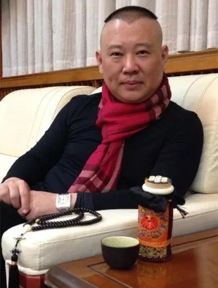 郭德綱還喜歡收藏佛牌，甚至有傳聞,，中國好的佛牌都被郭德綱承包了,。