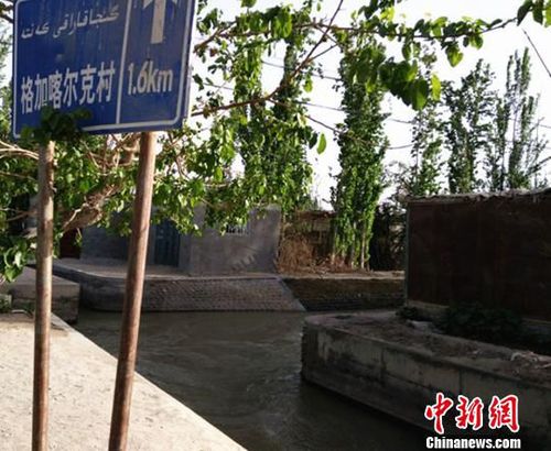 寬6米,、深3米的水渠中水流湍急，雖已到春季,，但水溫只有零上二三度?！铈面?攝