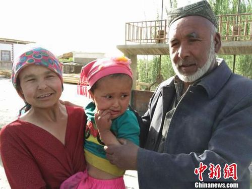 媽媽抱著被救的孩子與老人合影,。　楊婷婷 攝