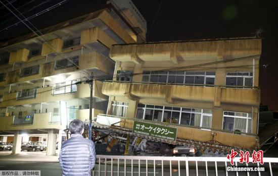 熊本縣的一座居民樓整個發(fā)生傾斜倒塌,。