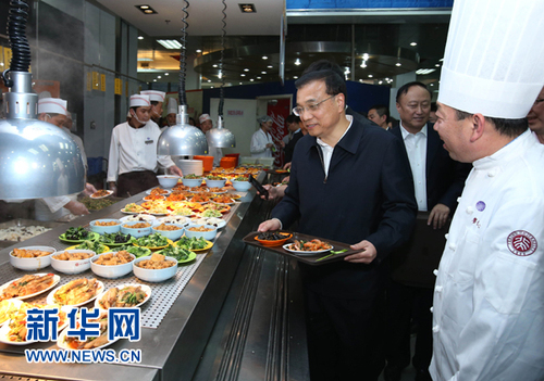 4月15日,，中共中央政治局常委,、國務(wù)院總理李克強(qiáng)到清華大學(xué)和北京大學(xué)就教育改革發(fā)展和實施創(chuàng)新驅(qū)動發(fā)展戰(zhàn)略進(jìn)行考察。這是李克強(qiáng)在北大學(xué)生食堂與學(xué)生們一起用餐,，了解食堂飯菜價格和學(xué)生學(xué)習(xí)生活情況,。 新華社記者龐興雷攝