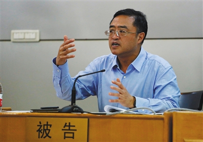 4月11日,，貴陽市中院,，貴州省副省長陳鳴明在法庭上回答原告及法官提問。圖/CFP