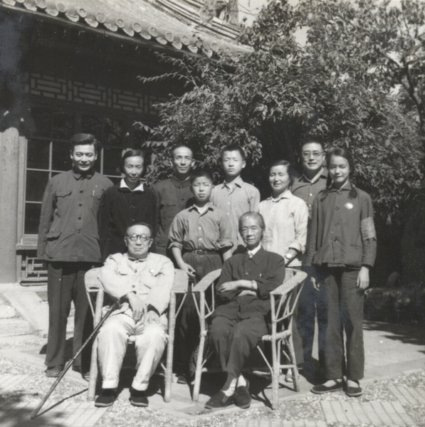 1971年9月26日全家合影,。前排左起許德珩,、勞君展，后排左起鄧稼先,、許鹿希,、許建國(guó)、許進(jìn),、鄧志平,、齊淑文、許中明,、許蘇蘇,。