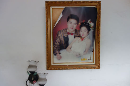 李玉前和謝初明的結(jié)婚照至今掛在臥室的墻壁上,。