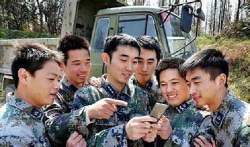 港媒稱(chēng)解放軍試點(diǎn)解除智能手機(jī)禁令 將用軟件監(jiān)測(cè)