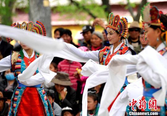 5月1日，羅布林卡公園內(nèi)的藏戲表演吸引大量市民觀看,?！±盍?攝