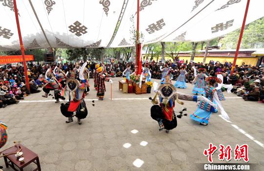 5月1日，羅布林卡公園內(nèi)的藏戲表演吸引大量市民觀看,?！±盍?攝