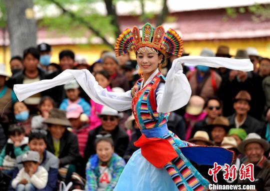 5月1日，羅布林卡公園內(nèi)的藏戲表演吸引大量市民觀看,?！±盍?攝