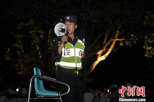 5萬人聚集杭州西湖音樂噴泉，警方未雨綢繆數(shù)小時安全疏散,?！∩铣菂^(qū)公安分局提供 攝