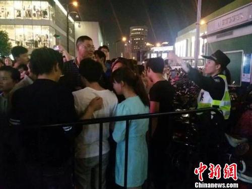 5萬人聚集杭州西湖音樂噴泉，警方未雨綢繆數(shù)小時安全疏散,?！∩铣菂^(qū)公安分局提供 攝
