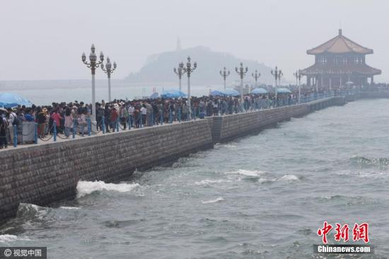 看海還是看人海？4月30日,，青島棧橋的小清新氣息全無,，只剩下緩慢挪動的各位盡情享受無盡的海風(fēng)。 圖片來源：視覺中國