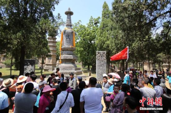 五一假期數(shù)萬游客涌入少林寺 場面壯觀秩序井然。 王中舉 攝