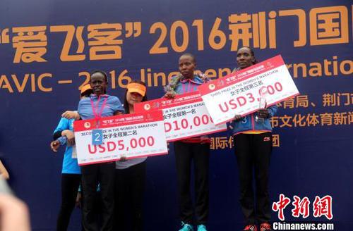 經(jīng)過激烈競爭,，全程馬拉松男女組前三名為肯尼亞選手包攬,。圖為獲得前三名的女選手　吳奇勇　攝
