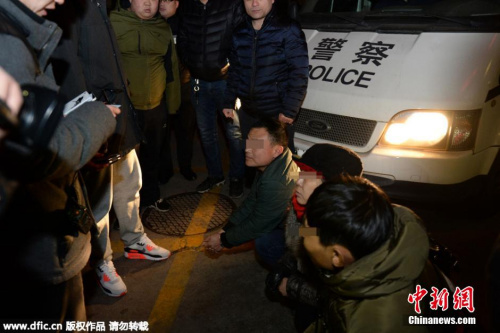 資料圖：2016年1月海淀警方在空軍總醫(yī)院抓獲6名號(hào)販子,。 圖片來(lái)源：京華時(shí)報(bào)-東方IC 版權(quán)作品 請(qǐng)勿轉(zhuǎn)載