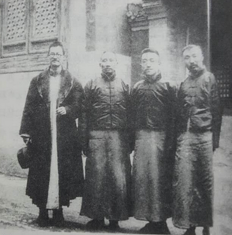 1920年蔡元培（左二）,、胡適（右二）,、李大釗（右一）等合影。這3人都在《新青年》雜志的發(fā)展壯大中起了積極作用,。