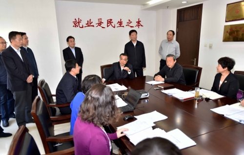 這是李克強在就業(yè)促進司會議室與正在會商農民工就業(yè)形勢的工作人員展開討論