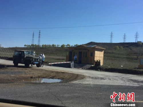 “草原天路”一驗票口處,，工作人員設卡驗票,。　李鐵錘 攝