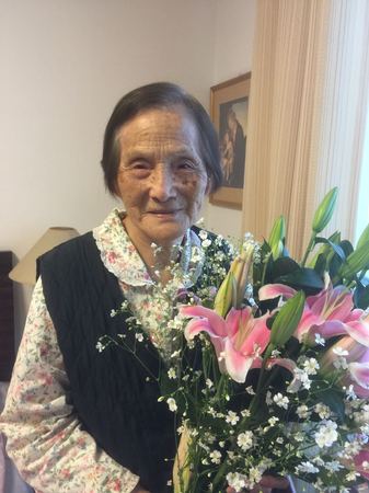2016年母親節(jié),，趙麗宏為94歲的母親獻(xiàn)花并攝影,。趙麗宏是全國(guó)政協(xié)委員，著名作家,、散文家,、詩(shī)人，上海作家協(xié)會(huì)副主席,、《上海文學(xué)》雜志社社長(zhǎng),。著有詩(shī)集《珊瑚》、《沉默的冬青》,、《抒情詩(shī)151首》等,。