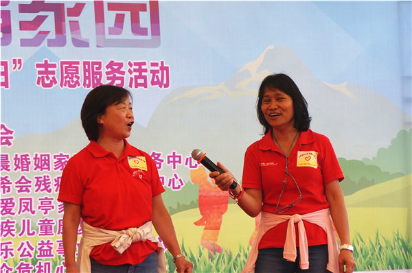 國(guó)際志愿者多年來(lái)一直在助殘事業(yè)中默默奉獻(xiàn)，他們從這份公益事業(yè)中收獲了快樂(lè)和成就感,。