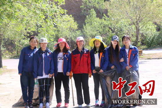 圖為中鐵十九局集團(tuán)三公司北京興延項(xiàng)目公益活動(dòng)志愿者與保潔阿姨合影。